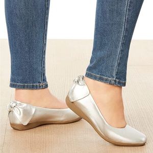 The Delia Flat; silver 9W